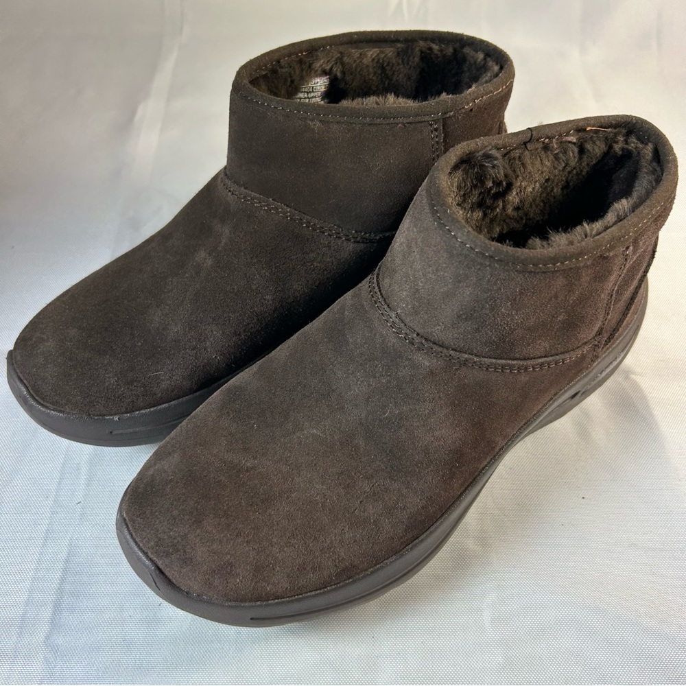 SKECHERS Women’s Size 7 Go Walk Arch Fit Cute & Cozy Suede Boots Brown Booties
